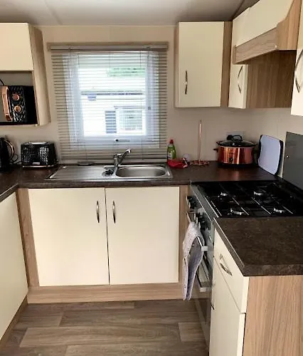 Lovely 4 Berth Caravan On 7 Lakes Country Park At Crowle North Lincolshire