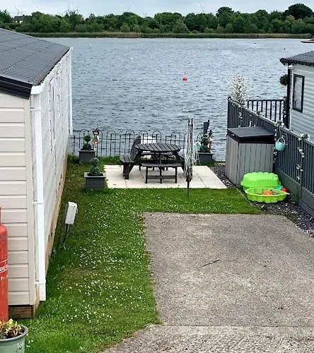 Lovely 4 Berth Caravan On 7 Lakes Country Park At Crowle North Lincolshire