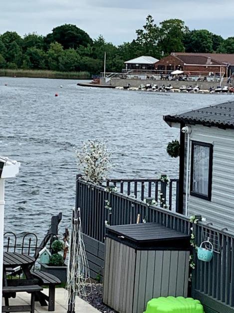 Campsite Lovely 4 Berth Caravan On 7 Lakes Country Park At Crowle North Lincolshire