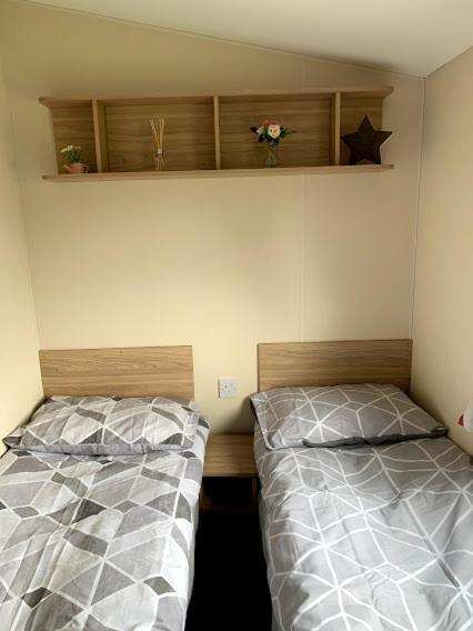 Lovely 4 Berth Caravan On 7 Lakes Country Park At Crowle North Lincolshire Campsite *