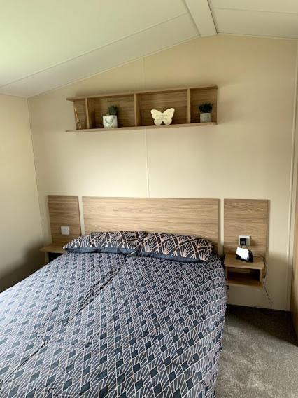 Campsite Lovely 4 Berth Caravan On 7 Lakes Country Park At Crowle North Lincolshire *